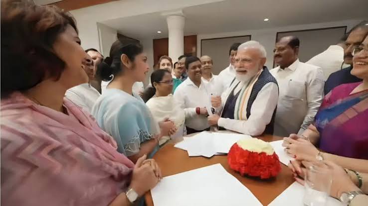 पीएम मोदी से पहली मुलाकात पर सायोनी घोष का पोस्ट, लिखा- 'याद रखने वाला पल', देखिए वीडियो - saayoni ghosh first meeting with pm modi moment to remember - Navbharat Times