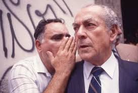 Leonel Brizola na saída da Igreja da Candelária após a missa pelos 13 anos  da morte de João Goulart, em 1989. Foto: Marcelo Siqueira/Agência O Globo  #leonelbrizolavive #brizolão #brizola #pdt #leonelbrizola #brizolavive🌹 #