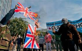 United kingdom of great britain vs argentina. Argentine Protesters Burn British Flag Outside Oil Hq