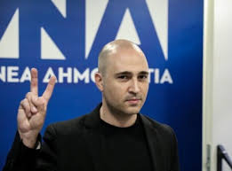 Ο κωνσταντίνος μπογδάνος μίλησε στους δημοσιογράφους λίγα μέτρα από το σημείο της επίθεσης, χρησιμοποιοώντας «σκληρή» γλώσσα για τους δράστες της επίθεσης. K Mpogdanos Apoxwrhse Apo Thn Ekpomph Giati Den Ton Prostatepsan Binteo Kontranews Gr