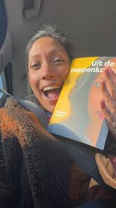 Dit ben ik! Ellen Rink. Auteur van onder anderen dit fijne boek. Maar ik  ben zoveel meer dan dat. ◇ Ik ben voornamelijk moeder van mijn vier  kinderen. Lewis, Miles, Sophia en