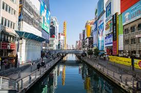 On japan's southern, subtropical islands of okinawa, cherry blossoms open as early as january, while on the northern island of hokkaido, they bloom as late as may.in most major cities in between, including tokyo, kyoto and osaka, the cherry blossom season typically takes place in early april. Osaka å¤§é˜ª å¸‚ Banraku Und Nishinomaru Schloss Mountfuji De