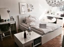 Wunderschones Helles Wg Zimmer Mit Einem Grossen Gemutlichen Bett Weisse Mobel Mit Echtholz Parkett Solebich Meinzimmer Gemutlich Wg Zimmer Zimmer Wohnen