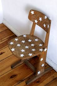Tolle Idee Fur Die Geschenkten Alten Schulstuhle Stuhle Fur Kinder Schulstuhle Kinder Mobel