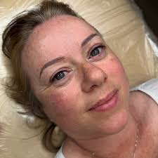 ➡️➡️➡️➡️➡️ Swipe to see a close up of these gorgeous healed brows and  freshly tattooed eyeliner 👀 How gorgeous does my client look? And she left  such a lovely review ❤️❤️❤️ #permanetmakeup #