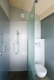 Petite Salle De Bains Sous Les Combles Avec Des Parois En Verre Et Panneaux Muraux Blancs Badezimmer Kleine Badezimmer Duschabtrennung