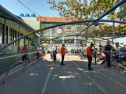 Pengaruh kualitas layanan pasien rawat inap terhadap loyalitas di rumah sakit sekar kamulyan dengan kepuasan sebagai variabel mediasi peneliti mencoba fokus pada teori awal menurut parasuraman et.al., (1988) bahwa kepuasan dipengaruhi oleh tangibles, reliability, responsiveness, assurance dan emphaty. Bpbd Kuningan Dirikan Tenda Darurat Di Rumah Sakit Sekar Kamulyan Kumparan Com