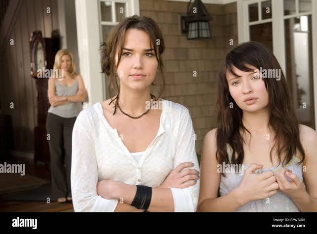Original Film Title: THE UNINVITED. English Title: THE UNINVITED. Film  Director: CHARLES GUARD; THOMAS GUARD. Year: 2009. Stars: ELIZABETH BANKS;  ARIELLE KEBBEL; EMILY BROWNING. Credit: DREAMWORKS SKG / FRENCH, KIMBERLY /  Album