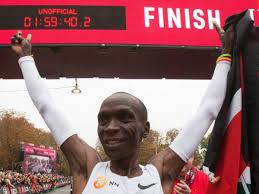 Eliud kipchoge is the world's first person to run a marathon in under two hours! Olympia Sieger Kipchoge Beim Marathon In Hamburg Am Start