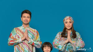 Model baju lebaran 2020 untuk remaja, model baju lebaran 2020 keluarga, model baju lebaran 2020 couple, baju lebaran keluarga 2020, model baju seragam keluarga untuk lebaran 2020, model baju lebaran 2020 untuk remaja perempuan, model baju gamis terbaru lebaran 2020, model baju lebaran 2020 untuk. Simpel Hingga Elegan 10 Gaya Fashion Keluarga Artis Indonesia Di Hari Lebaran