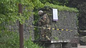 In belgien ist ein soldat mit waffen untergetaucht. Belgien Soldat Droht Mit Anschlagen Er Stiehlt Raketenwerfer Und Mgs Und Flieht In Den Wald Welt