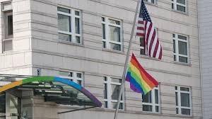 🏳‍🌈 یک توالی وصل کننده با عرض صفر است که با ترکیب 1 zwj وصال عرض صفر. Christopher Street Day Us Botschaft Hisst Regenbogenfahne Zdfheute