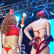 File:Kadorin Hitomi and Moiichan standing on the stage, rear view  20230226a.jpg - Wikimedia Commons