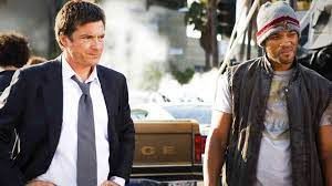 Супергерой всех достал, причиняя добро, и решает измениться. Prime Video Hancock