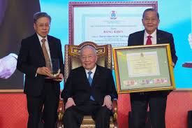 See all publicly available data fields. Pengasas Public Bank Terima Anugerah Dari Vietnam Utusan Digital