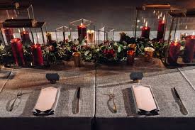 Moody Head Table Garland With Burgundy Candles Tyler Boye Photography Https Tylerboye Com Moul Burgundy Candles Wedding Reception Tables Candle Centerpieces
