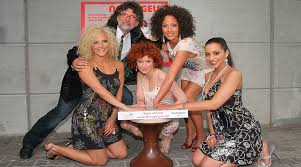 Originally a quintet, consisting of band members nadja benaissa, lucy diakovska, sandy mölling, vanessa petruo, and jessica wahls. No Angels Fernweh Park