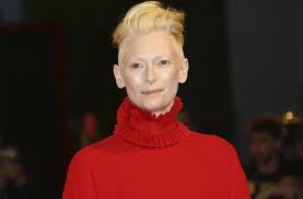 May 23, 2021 · die besetzung von tilda swinton in der rolle einer tibetanischen magierin in doctor strange löste 2016 einen sturm der entrüstung aus. Tilda Swinton Spielte 82 Jahrigen Mann In Suspiria