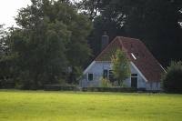 De presentator woont namelijk in een boerderij in almen (de achterhoek) samen met zijn vrouw. Reni Van Maren