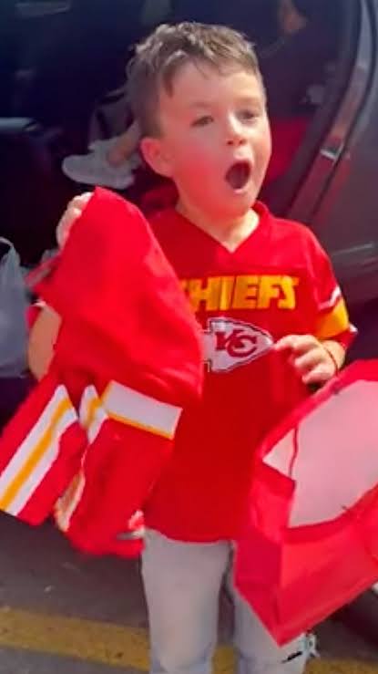 Young Kansas City Chiefs fan breaks into tears after receiving ticket surprise - Good Morning America