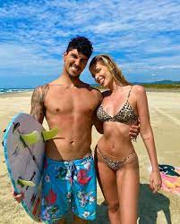 Através dos stories do instagram, a modelo mostrou que adotou duas cachorrinhas com o surfista. Yasmin Brunet Diz Que Gabriel Medina Foi Roubado Na Cara Dura F5 Online