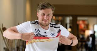 A camisa seleção alemanha home 2016 s/nº torcedor adidas retorna às origens e traz um manto com as cores clássicas do clube. Um Homem Pode Usar A Camisa Que A Selecao Alema Feminina Esta Vestindo Na Copa Do Mundo Alemanha Futebol Clube