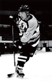 아이스하키 링크에서 뛰는 선수들은 한 팀당 6명으로 골대에서 퍽을 막는 골텐더(g)11 1명과 스케이터 5명. ì‹¬ì˜ì‹ ì•ˆì–'í•œë¼ ì•„ì´ìŠ¤í•˜í‚¤ íŒ€ ê°ë…