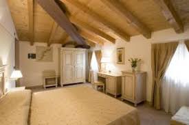 Umgeben von rebstöcken, olivenbäumen, kornfeldern und korniferenwäldern. Oasi Del Pigno Agriturismo Lazise Gardasee Komfortable Dz Suiten Und Ferienwohnungen