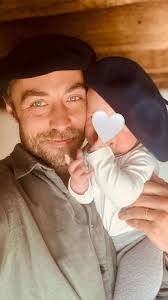 James Middleton presume de su hijo 👶🏻 con una adorable grabación 🎥 en la  que Inigo aparece bañándose en un cubo 🪣 al aire libre 🌿. Con su melena  rubia y sus alegres chapoteos 💦, el pequeño ha ...
