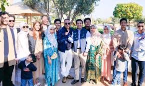 Ali adik kepada allahyarham abam bocey berkata demikian ketika cuba mengejutkan allahyarham di rumahnya di gombak. Azmin Hishammuddin Cuti Bersama Di Maghribi