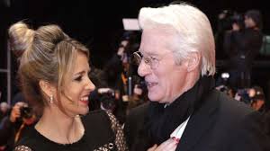 In conversation with richard gere, stephen colbert asks about the actor's transition from a methodist christian to buddhism. Richard Gere Mit 69 Jahren Vater Geworden Stars