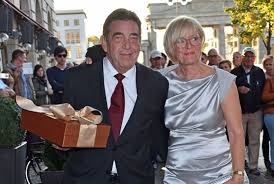 Bilder der hochzeitsfeier von gerhard schröder im hotel adlon in berlin. Gerhardt Schroder Soyeon Kim Feiern Hochzeit Mit Klaus Meine Kinderschutzengel Gala