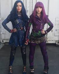Descendants ausmalbilder zum ausdrucken : Dove Cameron And Sofia Carson Disney Kleidung Descendants Kostume Outfit Ideen