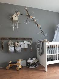 Zweige Und Schone Deko Im Babyzimmer Graue Hauptfarbe 45 Auffallige Ideen Babyzimmer Komplett Ge Wanddeko Kinderzimmer Kinder Zimmer Babyzimmer Gestalten