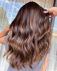 Ecco tutte le nuove tendenze colore capelli primavera estate 2022, biondi champagne, castani mandorla, colori pastello, effetti luminosi e non solo! Colore Capelli Primavera Estate 2021 Tutte Le Tendenze