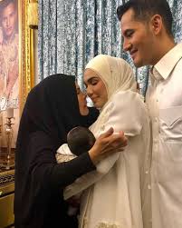 Lama juga kita tidak mendengar sebarang berita mengenai datuk seri aliff syukri dan isterinya, datin seri nur shahida. Langkah Mayat Mak Dulu Kalau Berani Kahwin Dua Respon Padu Bonda Aliff Syukri Gosip Tempatan Gosip Forum Cari Infonet