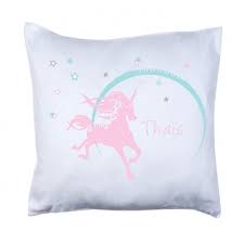La licorne est l'un des animaux imaginaires préféré des jeunes enfants, en tant que professionnels des coussins en tout genre nous ne pouvions pas faire. Coussin Licorne Des Neige Etoilee Personnalisable Lili Pouce Stickers Appliques Frises Tapis Luminaires Lampes Suspensions Enfant