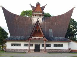 Rumah adat batak toba atau biasa disebut rumah bolon telah didaulat menjadi perwakilan rumah adat sumatera utara di kancah nasional. Rumah Adat Batak Bolon Simalungun Karo Pakpak Gambar Penjelasan