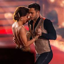 Moritz hans and renata lusin during their beauty and the beast freestyle (let's dance 2020). Renata Lusin Nach Sturz Aus Drei Metern Sie Meldet Sich Bei Den Fans Gala De