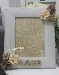 Cornice Shabby Con Sfondo Di Pizzo E Fiori Di Pannolenci Le Creazioni Di Kleopy Fiori In Tessuto Fiori Cornici