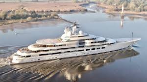 Amazon founder jeff bezos has reportedly commissioned a superyacht with its own super yacht and helipad. Video 12th Largest Yacht In World 140m Lurssen Scheherazade Captured In New Footage
