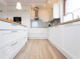 Cisty A Svezi Skandinavsky Styl Uz Davno Nenajdete Jen V Severni Evrope Kde Zejmena V Dlouhych Zimnich Mesicich Maji Lide Nedost Home Kitchen Cabinets Kitchen