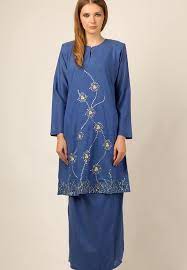 Bagi wanita bangsawan yang berketurunan minangkabau, pakaian baju kurungnya diperbuat daripada kain baldu bersulam benang emas yang bertatahkan labuci. Facebook