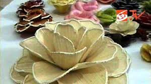 Padahal kulit jagung tersebut masih bisa dimanfaatkan sebagai bahan dasar untuk membuat kerajinan tangan yang unik dan kreatif salah satunya adalah bunga anggrek dari kulit jagung. Bunga Hias Dari Kulit Jagung News Liputan6 Com