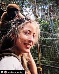 Compartimos con ustedes la historia de Dra. Romina Guardia, @alumniuchile  egresada de nuestra facultad. Romina en estos momentos se encuentra  realizando una gran labor en Ecuador y nos enorgullece enormemente. Pueden  conocer