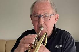 Der Griff zum Flügelhorn: Hans Bauer begeistert sich auch mit 87 noch für  Musik