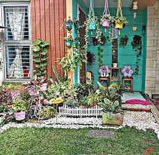 Jika lahan terlalu sempit, hindari menanam terlalu banyak jenis tanaman karena justru akan membuat taman terkesan kotor. 11 Tips Cara Membuat Taman Minimalis Di Lahan Rumah Yang Sempit