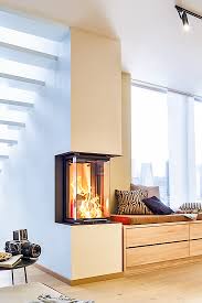 Ein Moderner Kamin Von Brunner Der Sich Perfekt Seiner Umgebung Anpasst Eine Gemutliche Sitzbank Mit P Kamin Modern Kaminbau Inneneinrichtungsstile