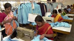 Travaillent means are working/working, so sont is not needed. New Rules Will Protect Teenage Girls Working In Clothing Factories In Parts Of India Teen Vogue