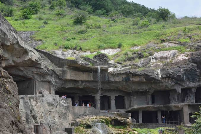 Smarthistory – The multireligious caves at Ellora